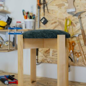 tabouret design, artisan menuisier, tissu de votre choix, mobilier personnalisé, DIY, cours tapisserie d'ameublement, Marseille, Longchamps, tobo atelier